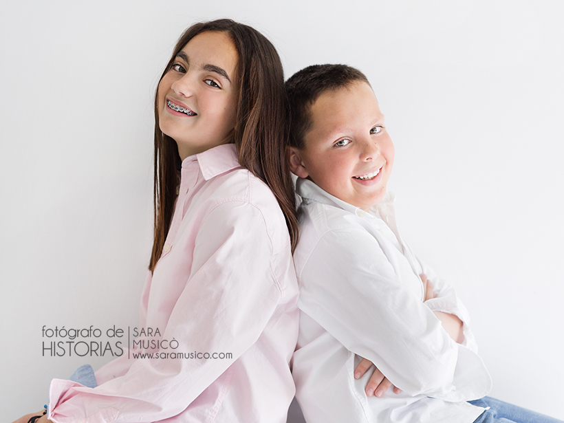 fotografía de comunión en estudio natural hermanos