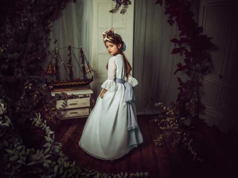 precios fotos comuniones Madrid - foto comunión fine-art artistica estudio niña en entorno clásico , vintage