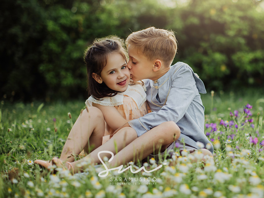 fotógrafo de comuniones en Guadarrama besos hermanos