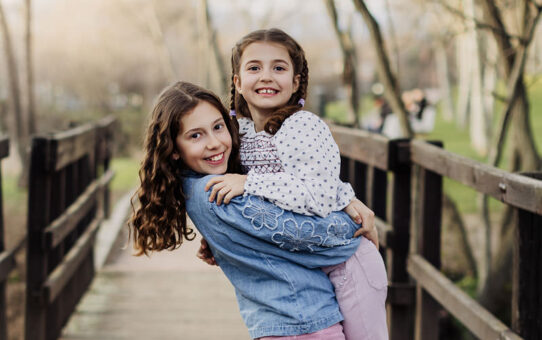 Fotografía infantil en exteriores en Madrid | Reportajes familiares a los 10 años