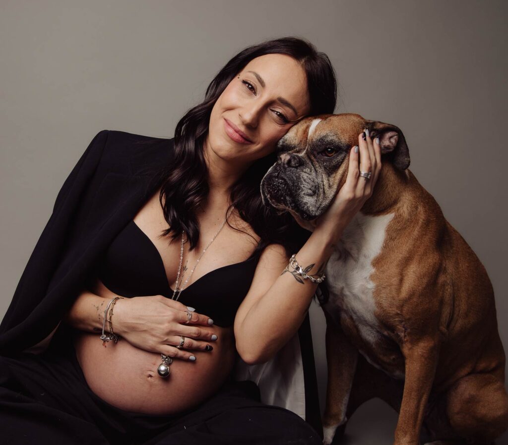 fotografia de maternidad con mascotas