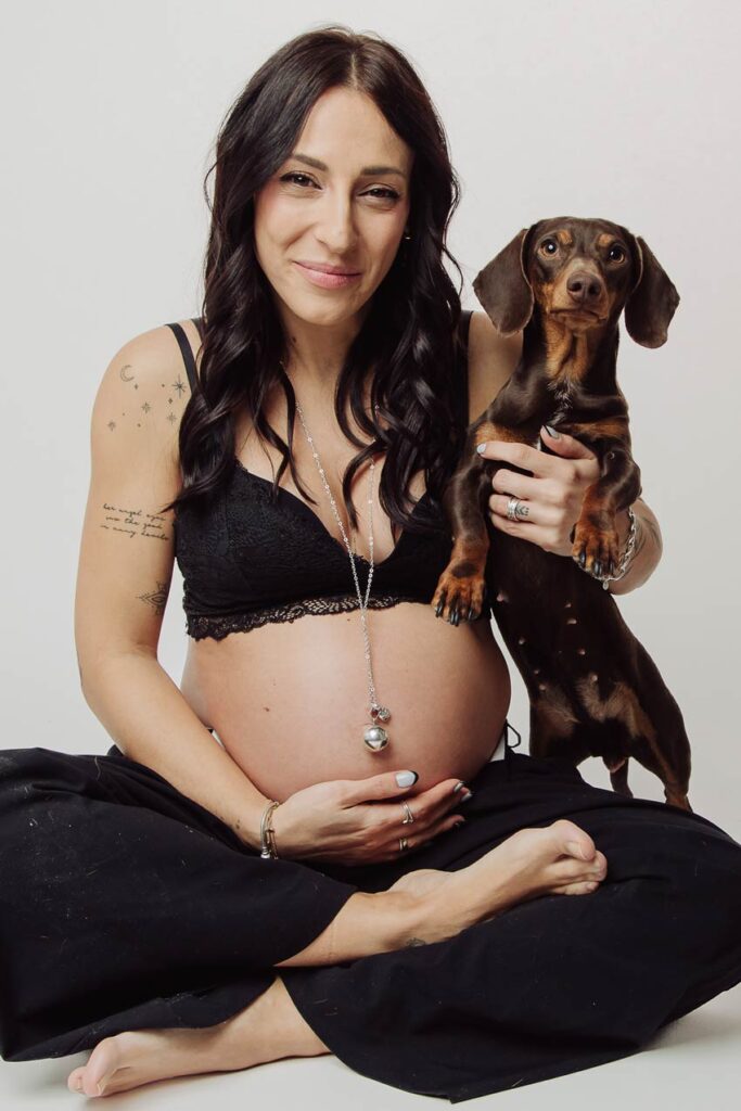 futura mama con sus perros